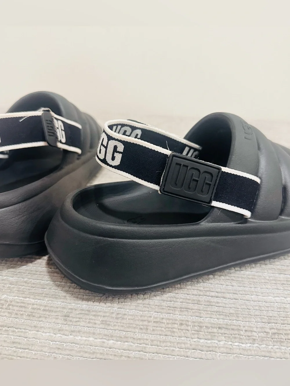 UGG Kids Sport Yeah Clog Slide Sandals Black Foam Size US 2K / EU 33.5